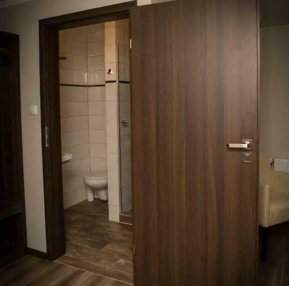 デラックスルーム, Apartamentowiec Kuźniar
