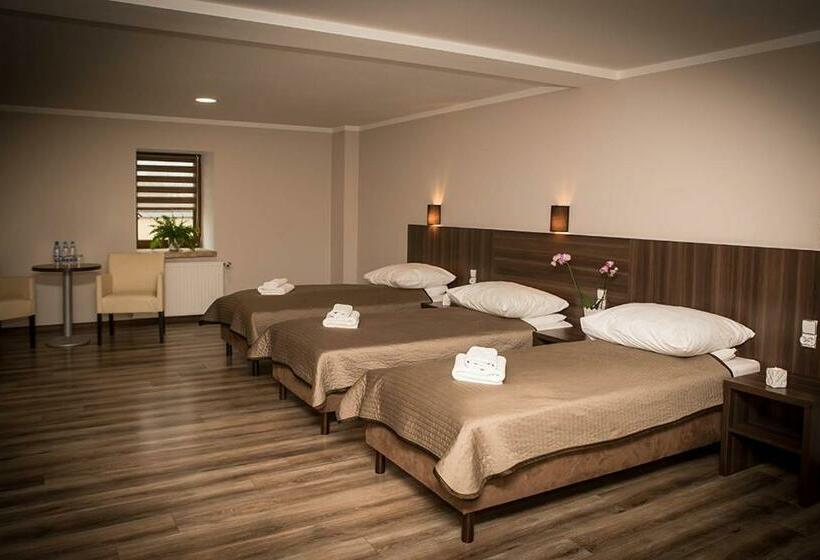 חדר קומפורט לשלושה, Apartamentowiec Kuźniar