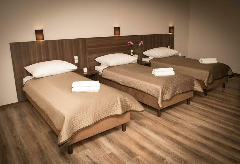 חדר קומפורט לשלושה, Apartamentowiec Kuźniar