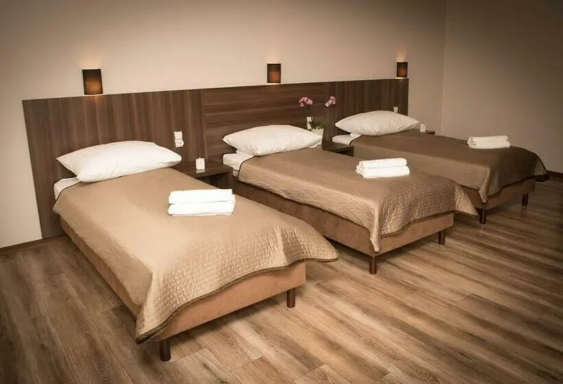 コンフォートトリプルルーム, Apartamentowiec Kuźniar
