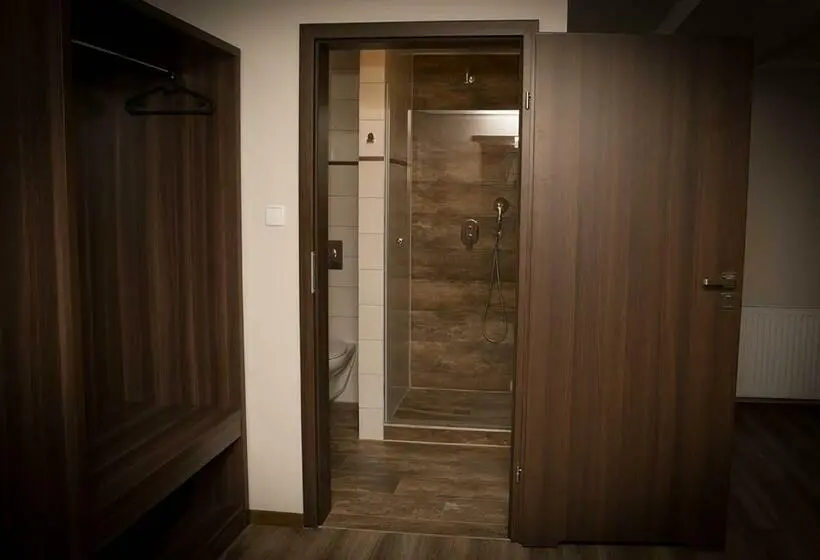コンフォートトリプルルーム, Apartamentowiec Kuźniar
