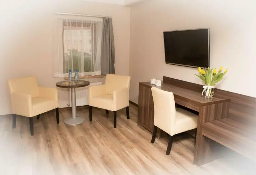 コンフォートトリプルルーム, Apartamentowiec Kuźniar