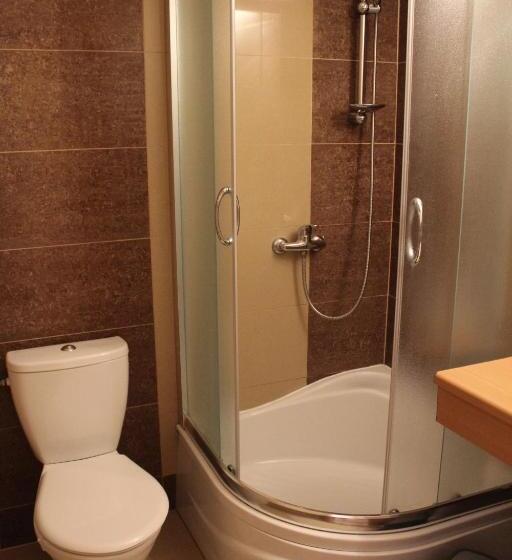 标准三人间, Nasz Domek