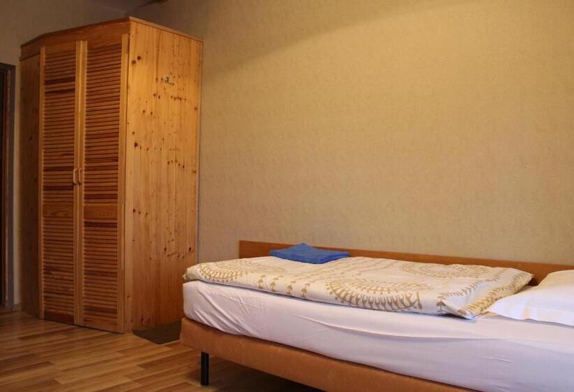 标准三人间, Nasz Domek