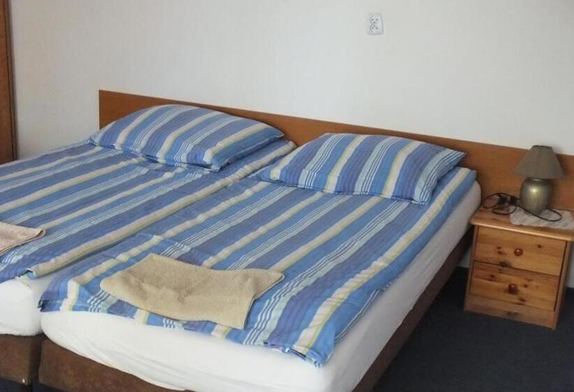 标准三人间, Nasz Domek