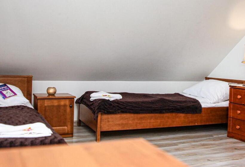 اتاق استاندارد چهار تخته, Willa Kazimiera