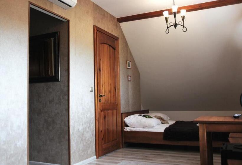 اتاق استاندارد چهار تخته, Willa Kazimiera