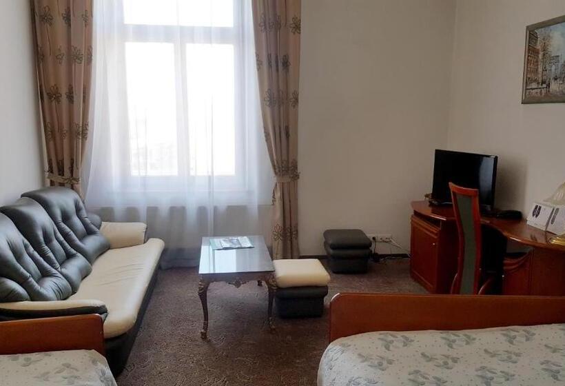 高级三人间, Bristol