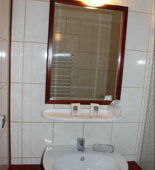 חדר סטנדרט לארבעה, Sjesta