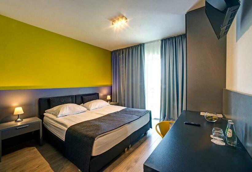 带大床的标准间, Wiki Sanok Events & Bowling