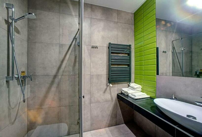 带大床的标准间, Wiki Sanok Events & Bowling