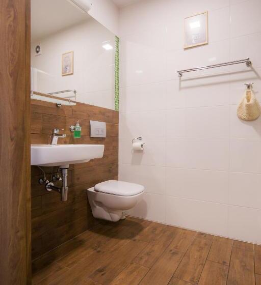 חדר סטנדרט לשלושה, Wróblewscy