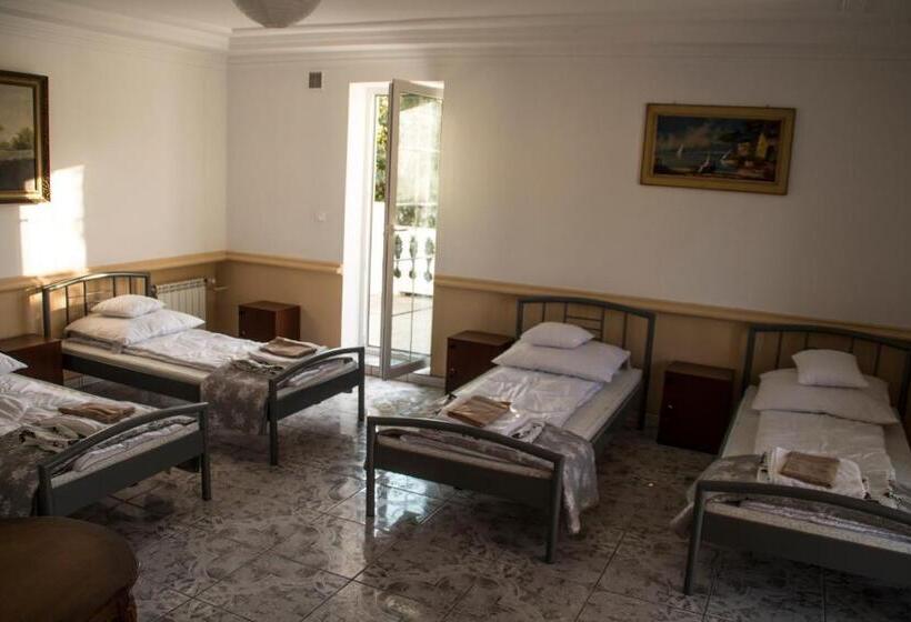 اتاق پنج‌تخته استاندارد, Magic Garden Hostel