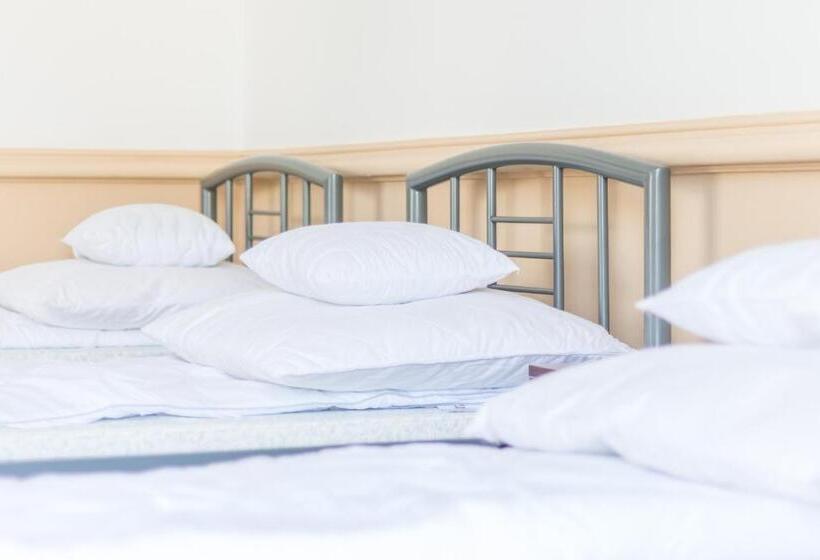 اتاق پنج‌تخته استاندارد, Magic Garden Hostel