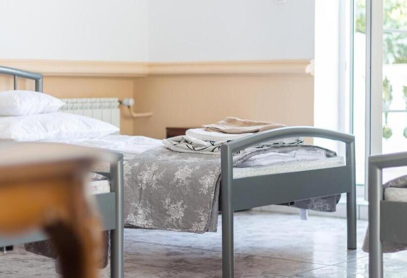 اتاق پنج‌تخته استاندارد, Magic Garden Hostel