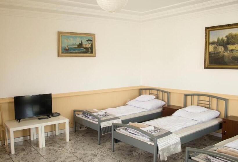 اتاق پنج‌تخته استاندارد, Magic Garden Hostel