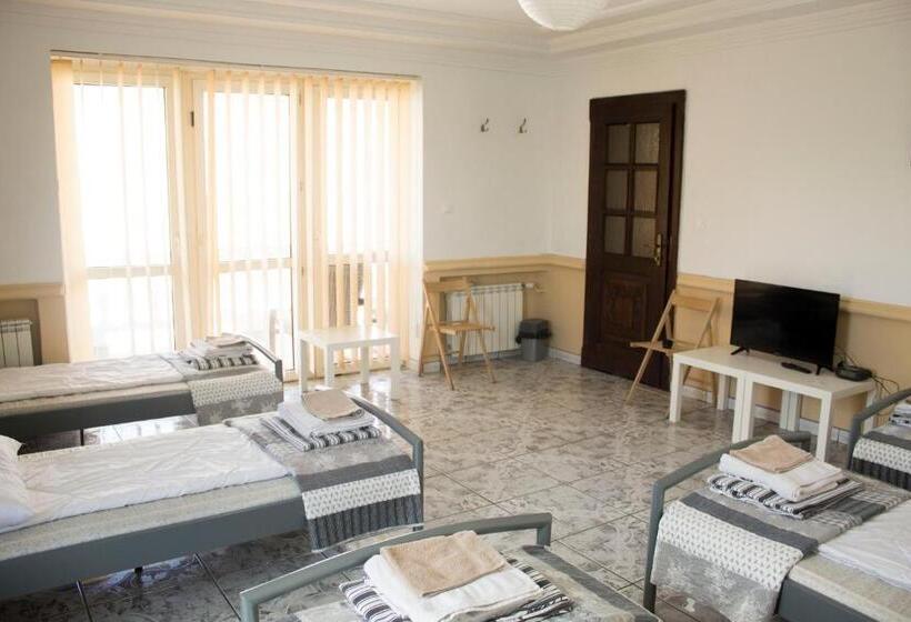 اتاق پنج‌تخته استاندارد, Magic Garden Hostel