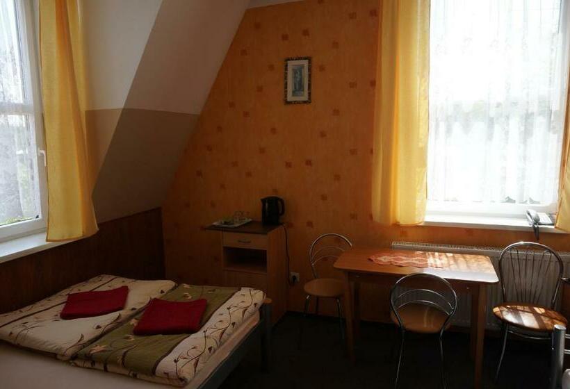 חדר סטנדרט לשלושה, Miltex