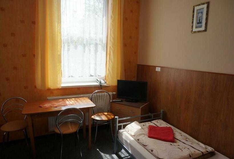 חדר סטנדרט לשלושה, Miltex