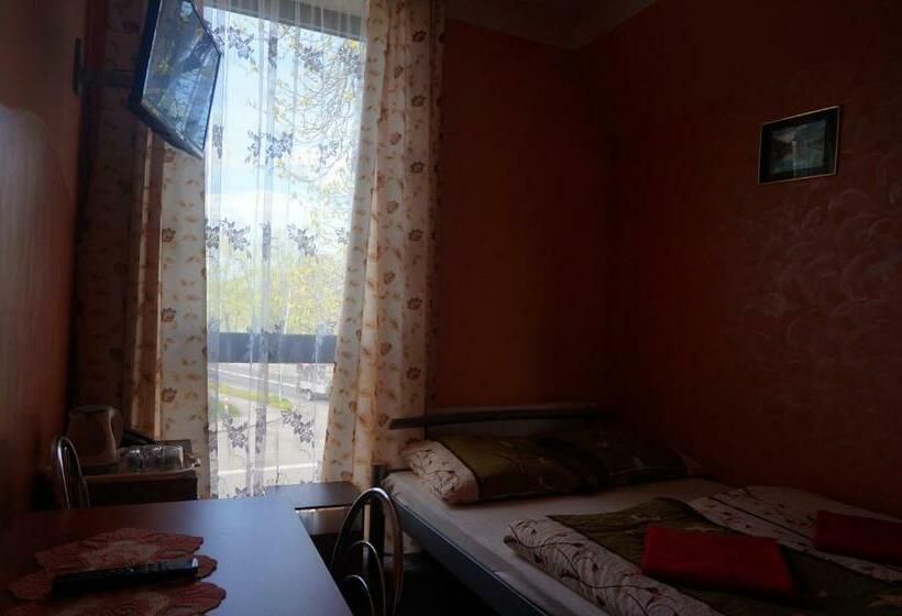 חדר סטנדרט לשלושה, Miltex