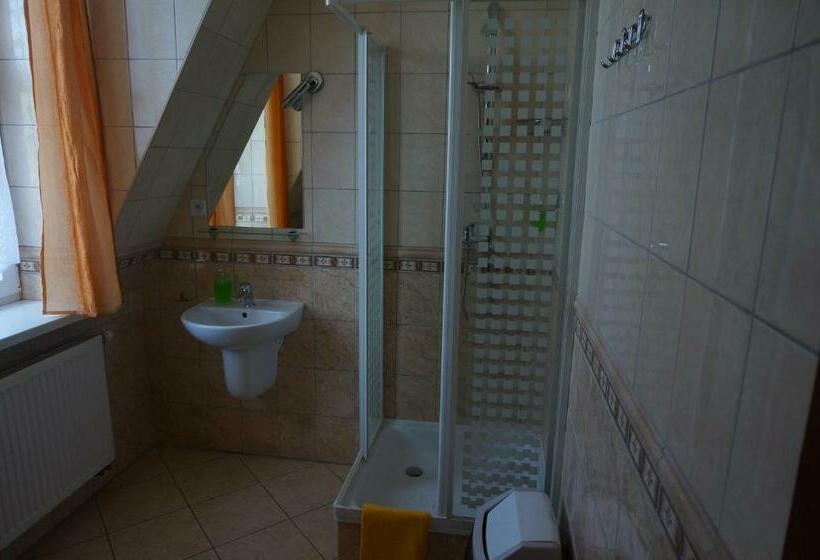 חדר סטנדרט לשלושה, Miltex