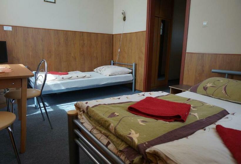 חדר סטנדרט לשלושה, Miltex