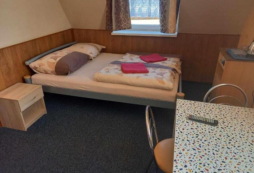 חדר סטנדרט לשלושה, Miltex