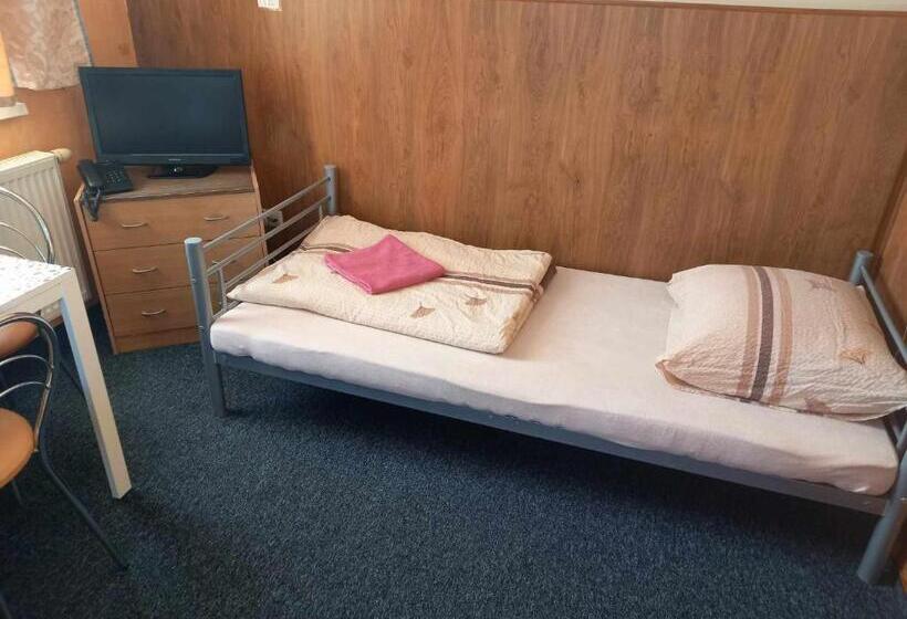 חדר סטנדרט לשלושה, Miltex