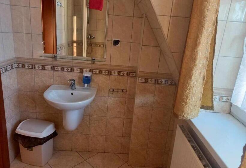 חדר סטנדרט לשלושה, Miltex