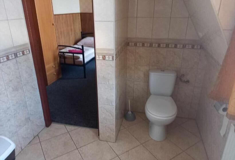 חדר סטנדרט לשלושה, Miltex