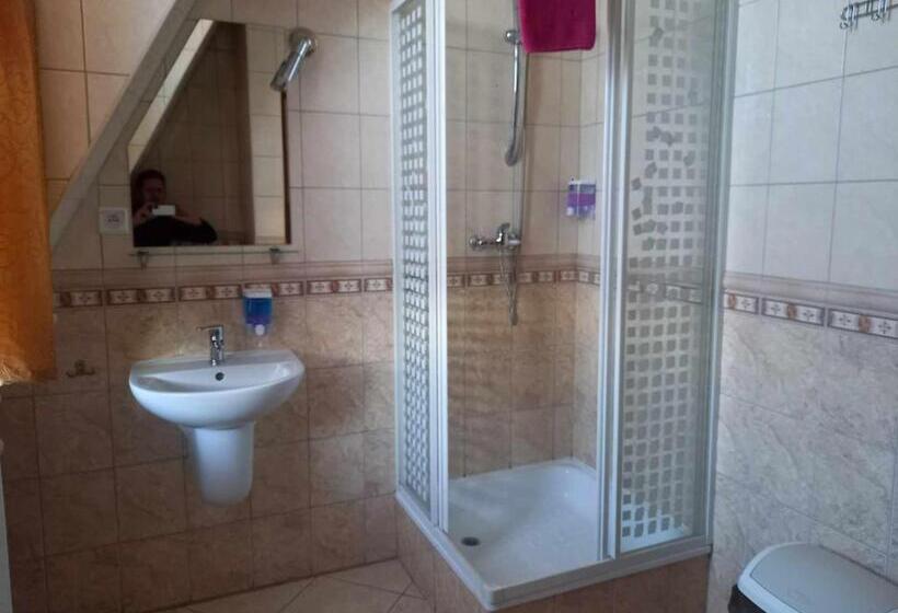 חדר סטנדרט לשלושה, Miltex