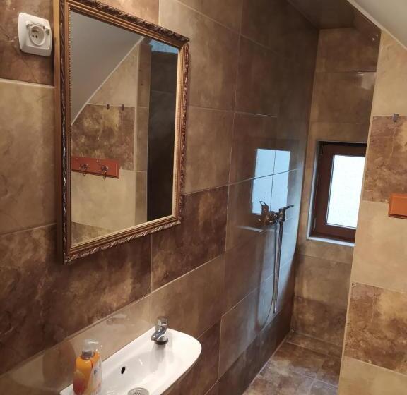 标准三人间, Rodar