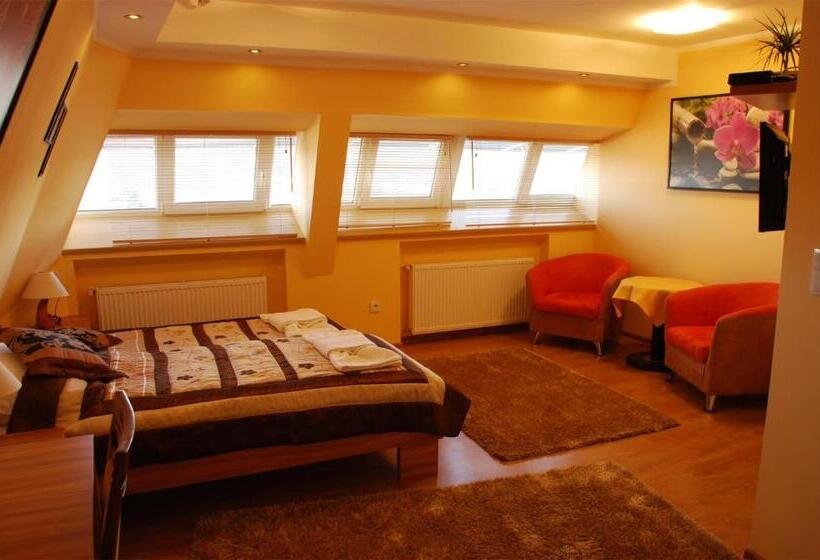 غرفة ديلوكس ثلاثية, Piramida