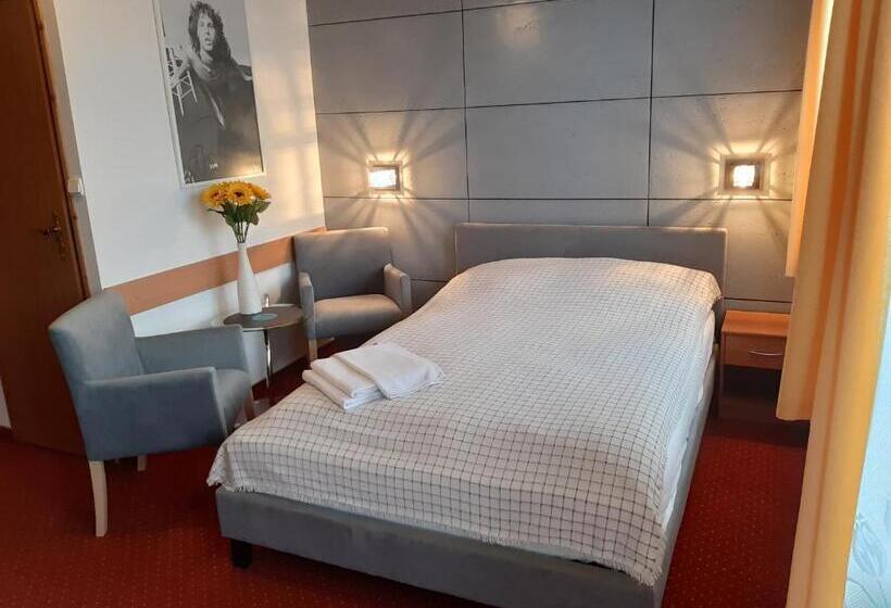 带阳台的三人标准间, Willa Jasna