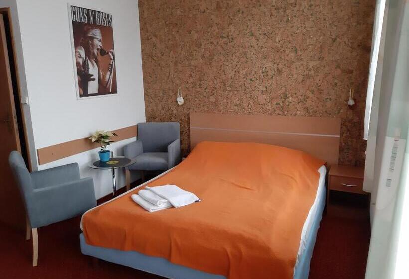 带阳台的三人标准间, Willa Jasna