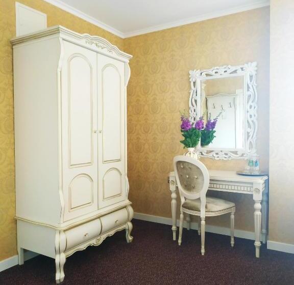 غرفة ديلوكس ثلاثية, Royal Palace Centrum Bankietowe