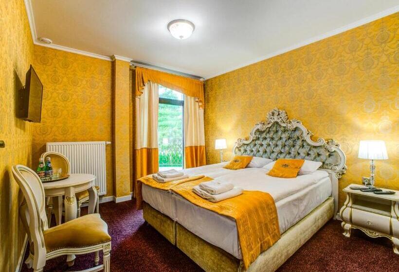 חדר סטנדרט לשלושה עם מרפסת, Royal Palace Centrum Bankietowe