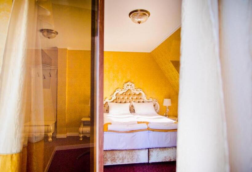 חדר סטנדרט לשלושה עם מרפסת, Royal Palace Centrum Bankietowe