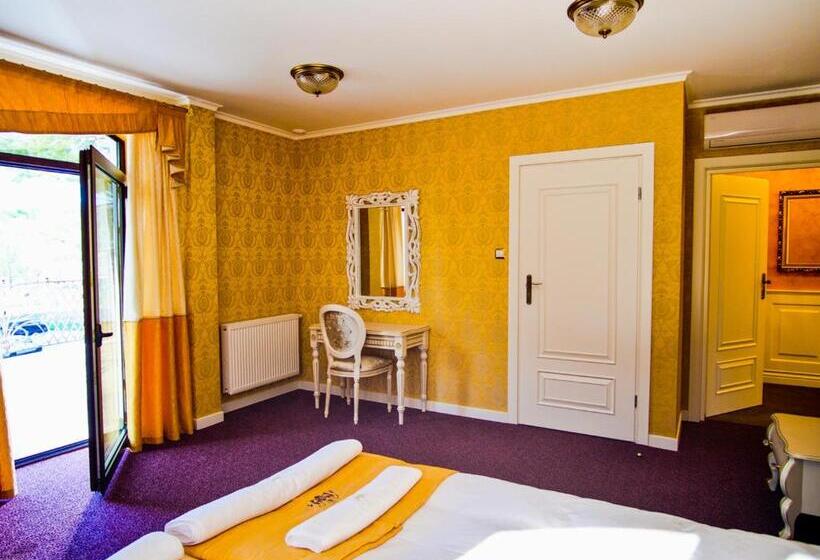 חדר סטנדרט לשלושה עם מרפסת, Royal Palace Centrum Bankietowe