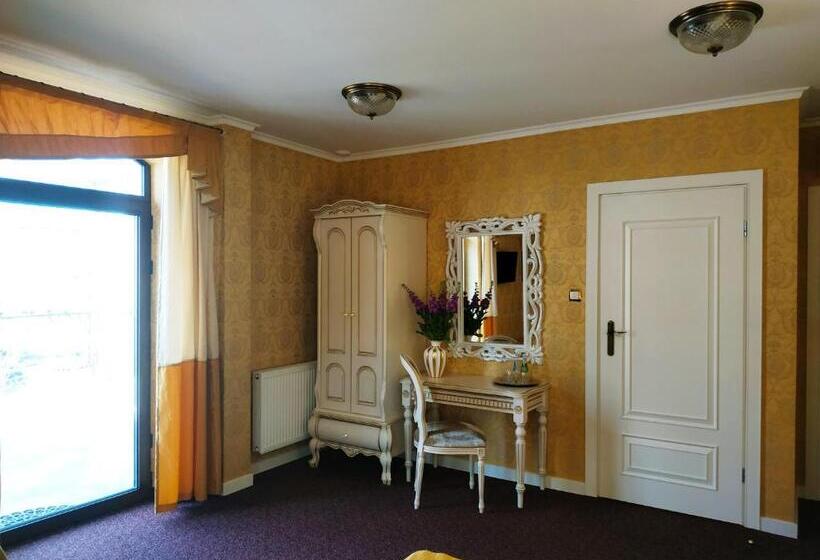 חדר סטנדרט לשלושה עם מרפסת, Royal Palace Centrum Bankietowe