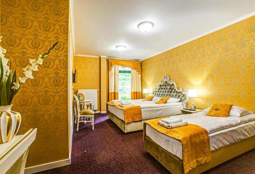 חדר סטנדרט לשלושה עם מרפסת, Royal Palace Centrum Bankietowe