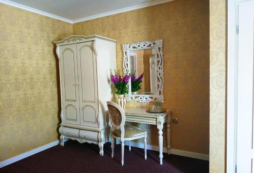 חדר סטנדרט לשלושה עם מרפסת, Royal Palace Centrum Bankietowe