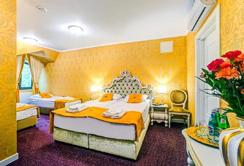 Четырехместный Номер Deluxe, Royal Palace Centrum Bankietowe