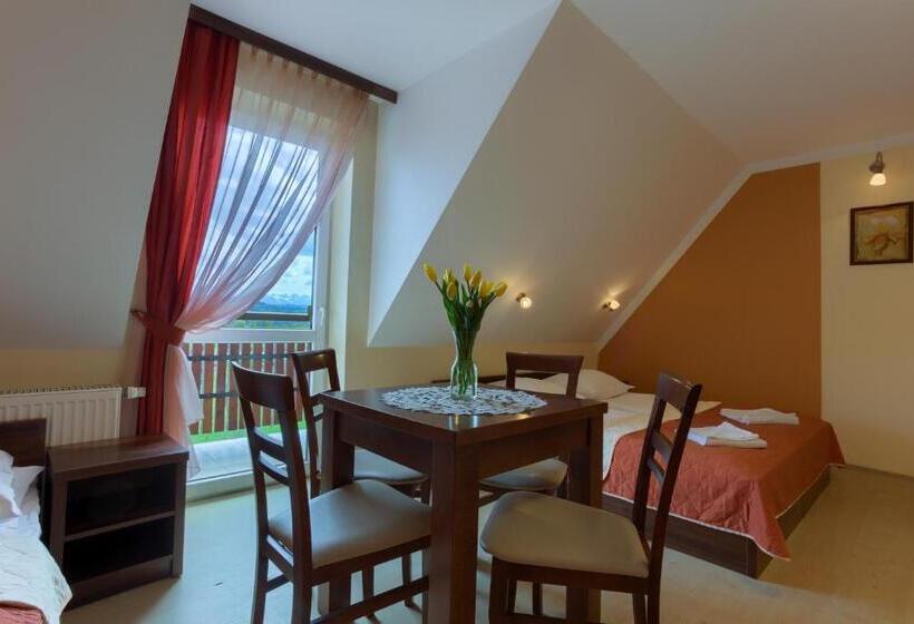 غرفة قياسية رباعية مزودة بشُرفة, Pensjonat Willa Szarotka