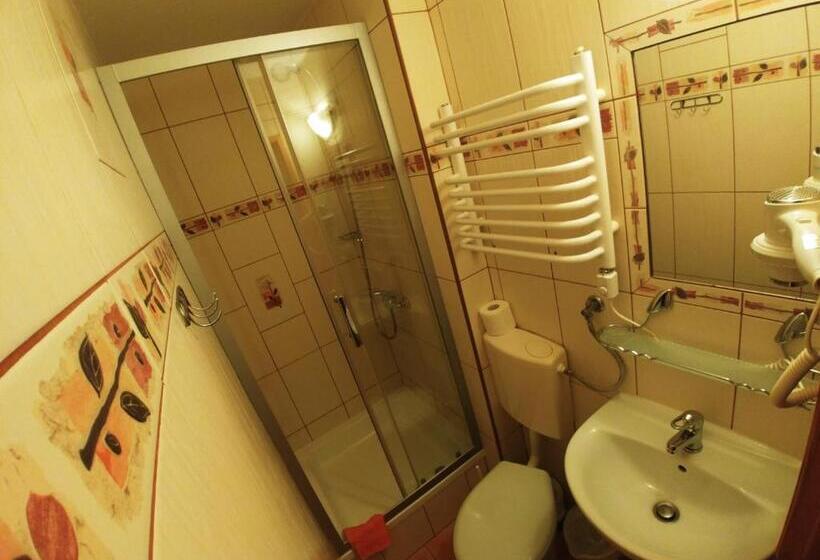 标准三人间, U Hani W Pobliżu Gorący Potok I Termy