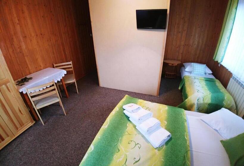 标准三人间, U Hani W Pobliżu Gorący Potok I Termy