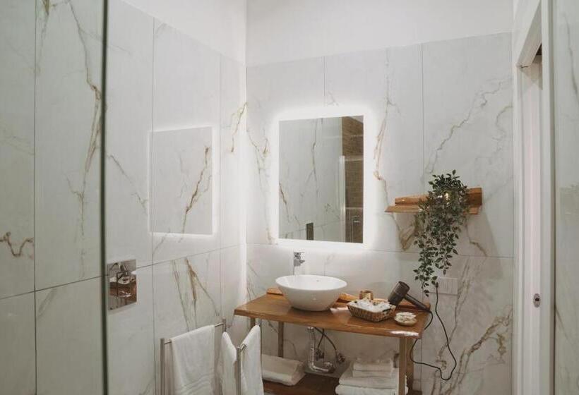 חדר סטנדרט עם מיטת קינג, Sisina Luxury Room Jacuzzi & Piscina