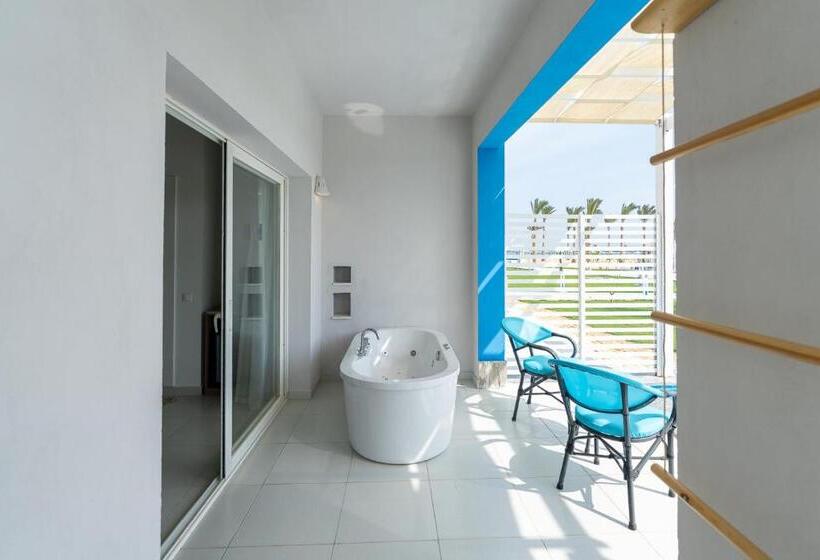 سوئیت رویال, Casa Blue Resort