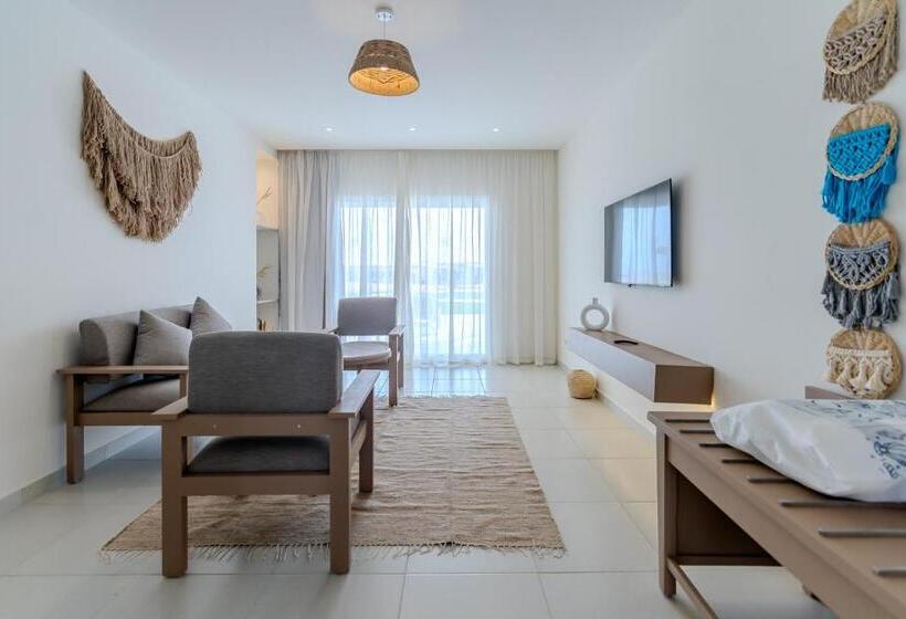سوئیت رویال, Casa Blue Resort