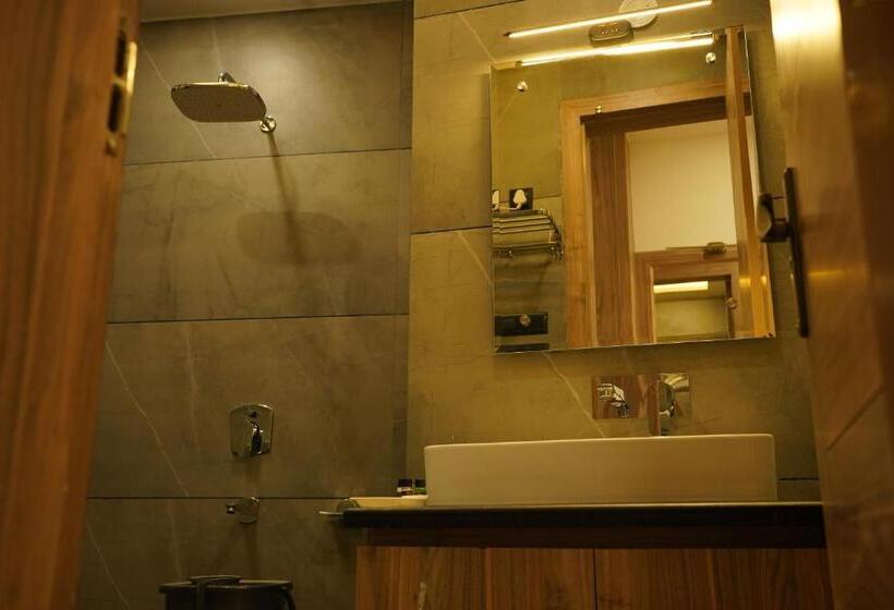 이코노미 싱글 룸, Jannat